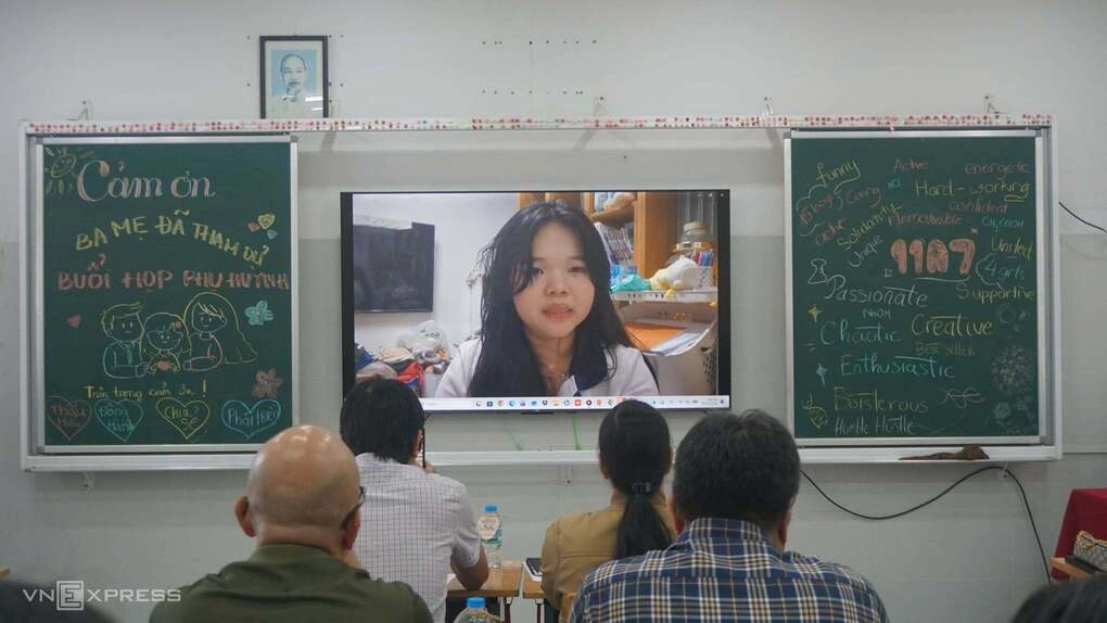 Phụ huynh chăm chú lắng nghe chia sẻ của con qua video.