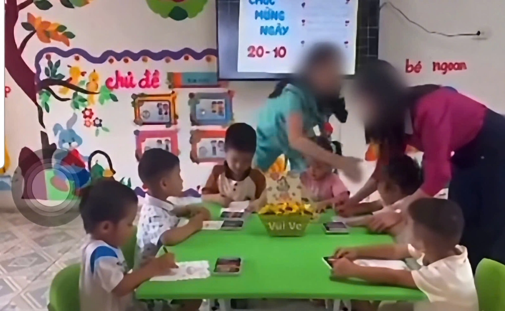 Một trong số hai nữ giáo viên đang tát bé gái. Ảnh cắt từ video