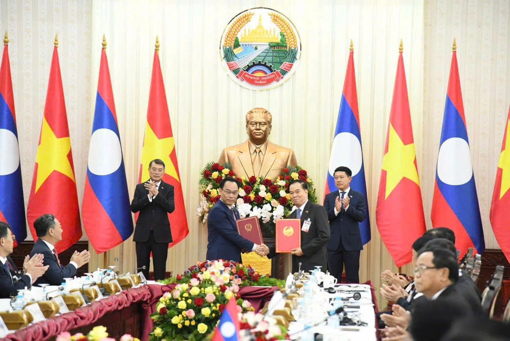 Người đứng đầu ngành giáo dục Việt Nam và Lào trao văn kiện hiệp định giữa Chính phủ hai nước về trường Đại học Hữu nghị Lào - Việt Nam.