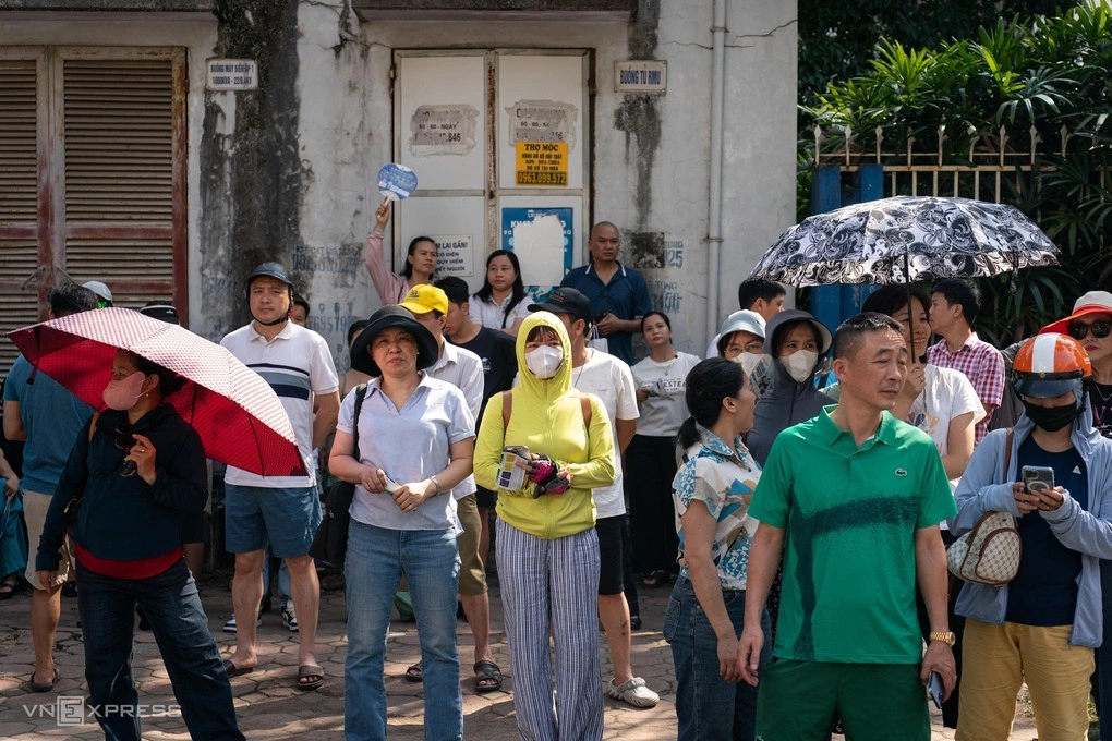 Phụ huynh Hà Nội đợi con thi lớp 10, tháng 5/2026.