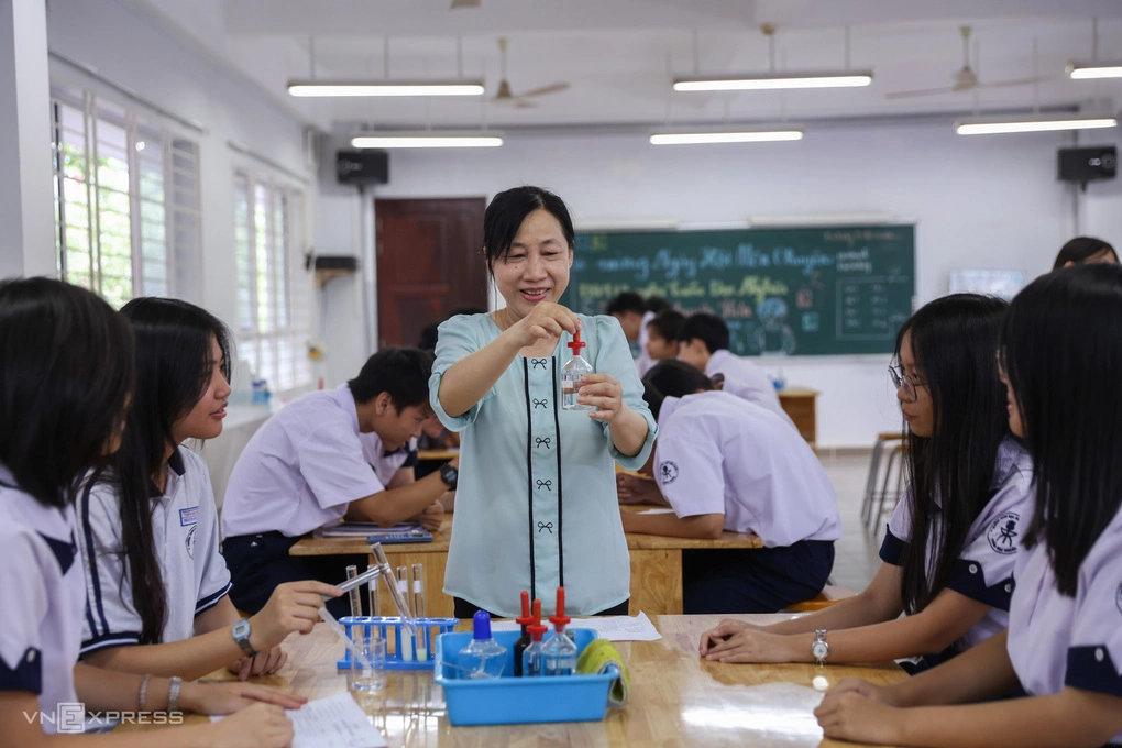 Học sinh, giáo viên tại trường THPT chuyên Trần Đại Nghĩa, tháng 5/2026.