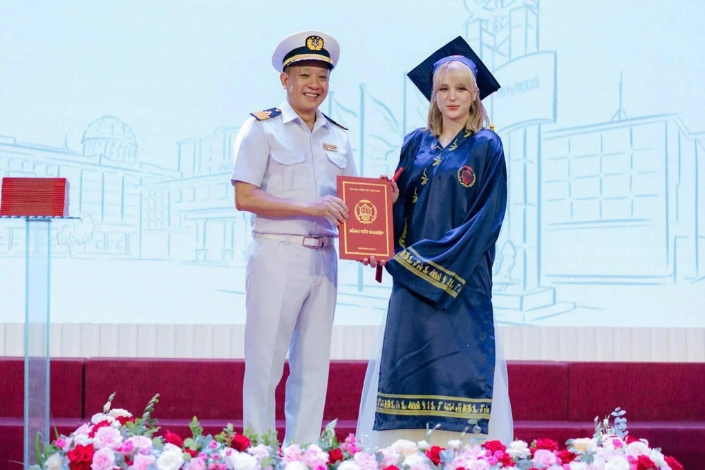 Hiba nhận bằng tốt nghiệp từ Hiệu trưởng Đại học Hàng hải Việt Nam, tháng 8/2026.