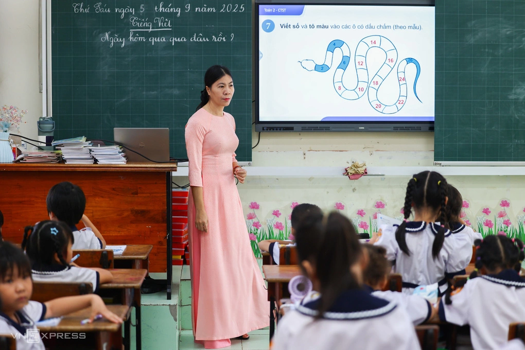 Giáo viên và học sinh trường Tiểu học Bùi Văn Mới, TP HCM, tháng 9/2025. Ảnh minh họa: Quỳnh Trần