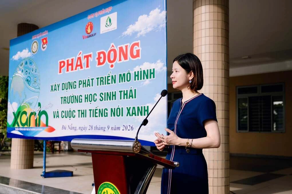 TS. Lê Thái Hà, Giám đốc Điều hành Quỹ Vì tương lai xanh, giới thiệu về cuộc thi Tiếng nói Xanh mùa 4 tại với học sinh tại Trường THPT Nguyễn Văn Thoại, Đà Nẵng.