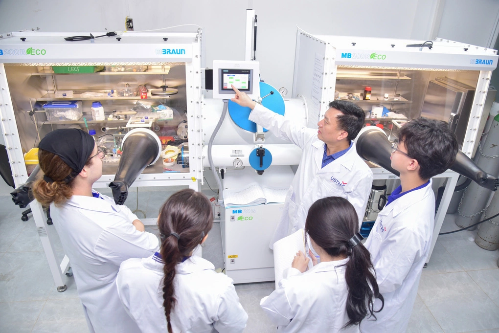 Sinh viên USTH thực hành trong phòng thí nghiệm.