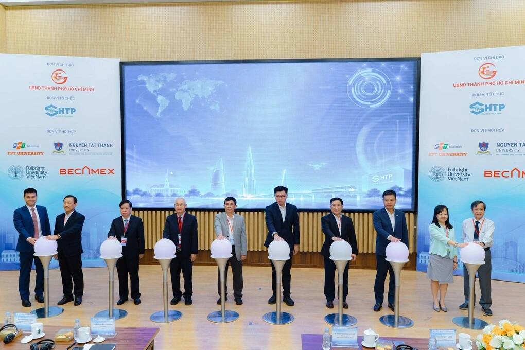 Các đại biểu đại diện các cơ quan quản lý, doanh nghiệp, viện nghiên cứu và nhà trường khai mạc Hội nghị Quốc tế thường niên Khu Công nghệ cao lần thứ 8.