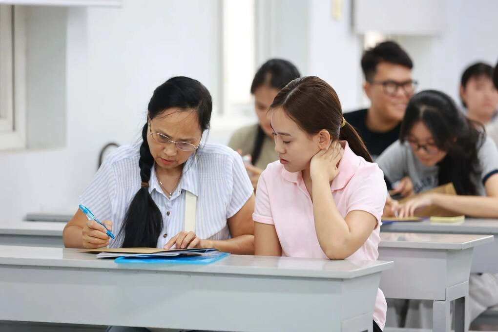 Tân sinh viên Đại học Luật TP HCM và mẹ làm thủ tục nhập học, ngày 29/8.