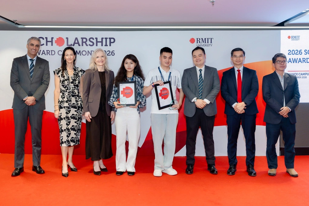 Sinh viên nhận học bổng Chắp cánh ước mơ cùng ban lãnh đạo Đại học RMIT Việt Nam tại lễ Trao học bổng 2026 tại cơ sở Hà Nội.