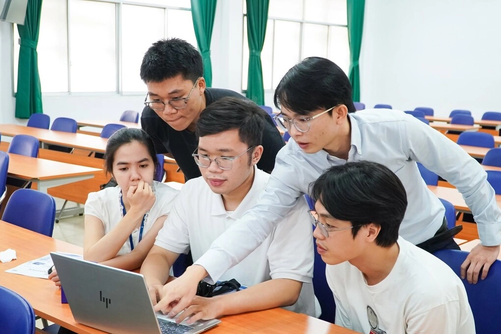 Học viên, giảng viên trường Đại học Khoa học Tự nhiên, Đại học Quốc gia TP HCM, trong một buổi sinh hoạt học thuật, ngày 8/5.