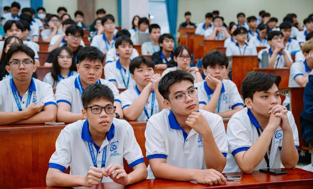Tân sinh viên trường Đại học Công nghệ Thông tin trong những ngày đầu năm học, tháng 9.