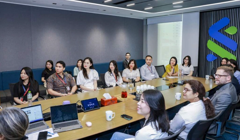 Học viên MBA của BUV trong một buổi tham quan, học tập tại doanh nghiệp.