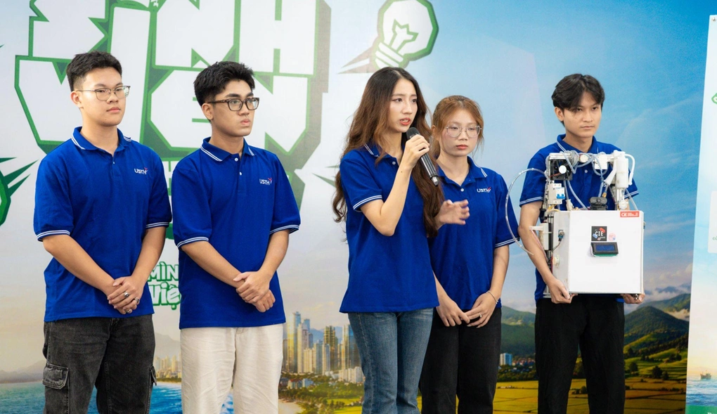 Nhóm sinh viên trường Đại học Khoa học và Công nghệ Hà Nội mang đến dự án "Eco Safe Pin".