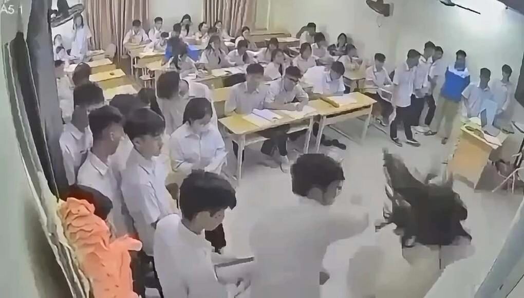 Nam sinh đánh cô giáo. Ảnh cắt từ video