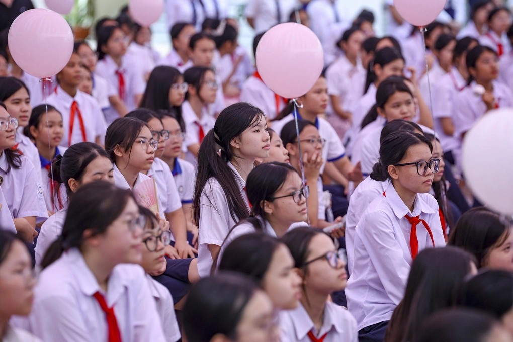 Học sinh trường THCS Hoàng Mai, Hà Nội, nghe tư vấn về vệ sinh cá nhân.