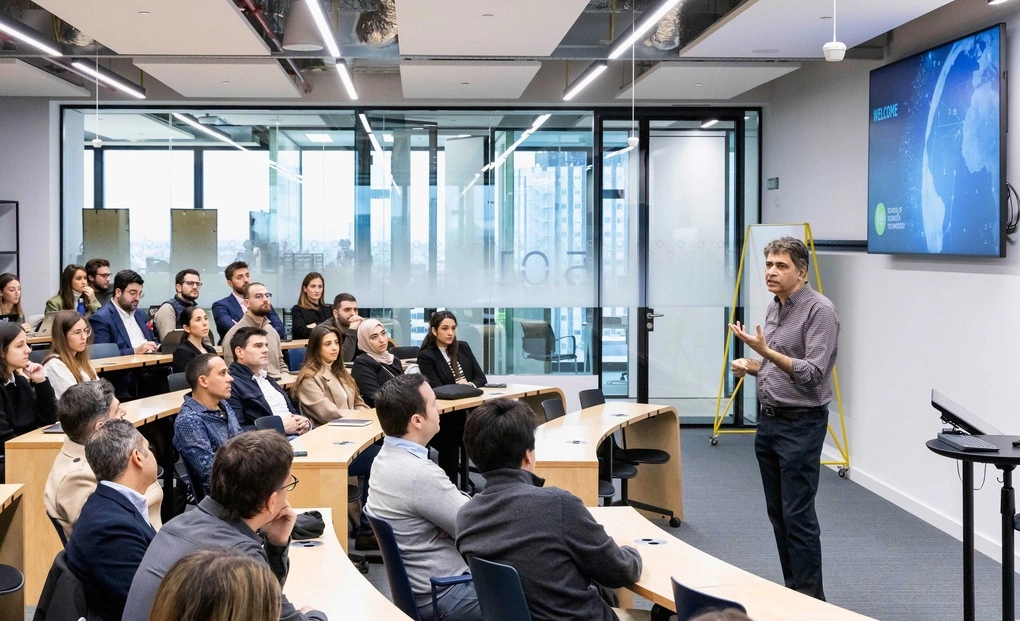 Một buổi học trong chương trình [YOU] on AI + X giữa Đại học IE và UC Berkeley.