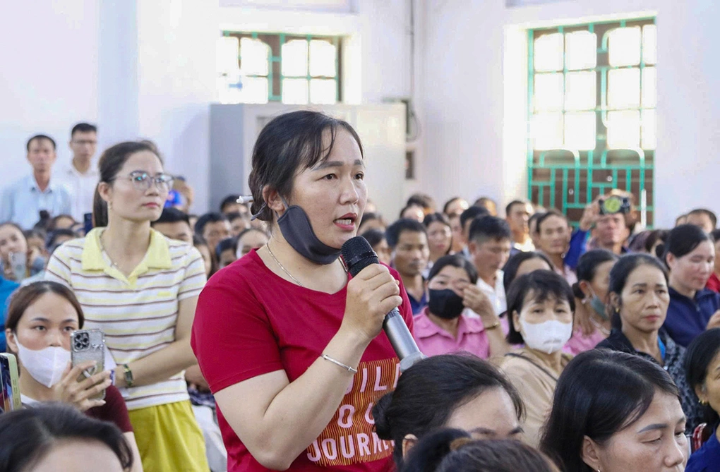 Phụ huynh thôn Tiến Sơn nêu ý kiến tại buổi đối thoại, chiều 1/10.