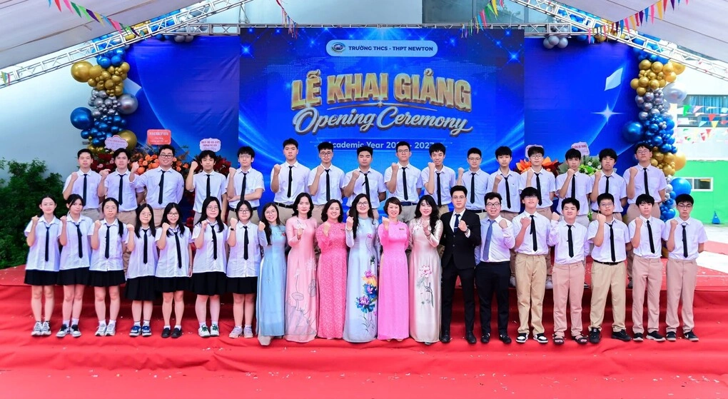 Đăng Khánh (hàng dưới, thứ tư từ phải sang) cùng tập thể lớp 11G0, trong ngày khai giảng năm học 2026-2027.