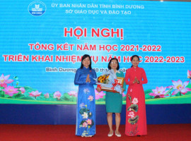 Thừa ủy nhiệm của Chủ tịch nước, bà Nguyễn Thị Ngọc Xuân, Phó trưởng Đoàn đại biểu Quốc hội tỉnh cùng lãnh đạo Sở GD-ĐT trao Huân chương Lao động hạng ba cho bà Trần Xuân Mai , Hiệu trưởng Trường Trung - Tiểu học Pétrus Ký.